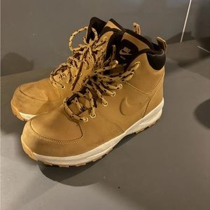 Nike Kids Boots - Size 6Y - Pre Owned - Missing 1 Insole